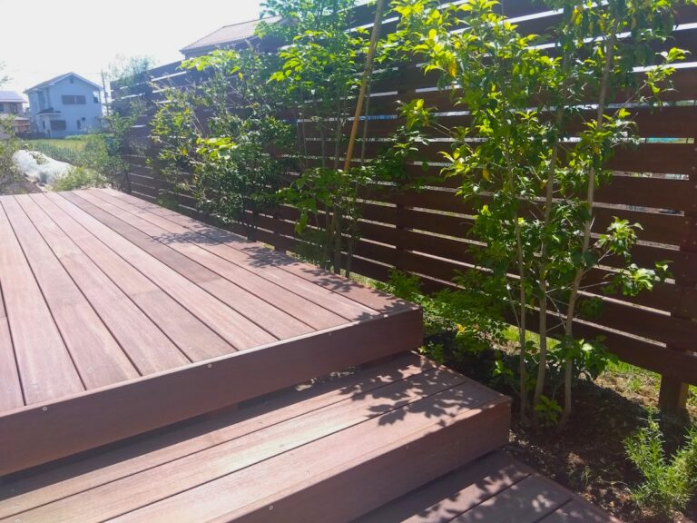 坂戸市 天然木の温かみと機能性も兼ね備えた目隠しフェンスとウッドデッキ