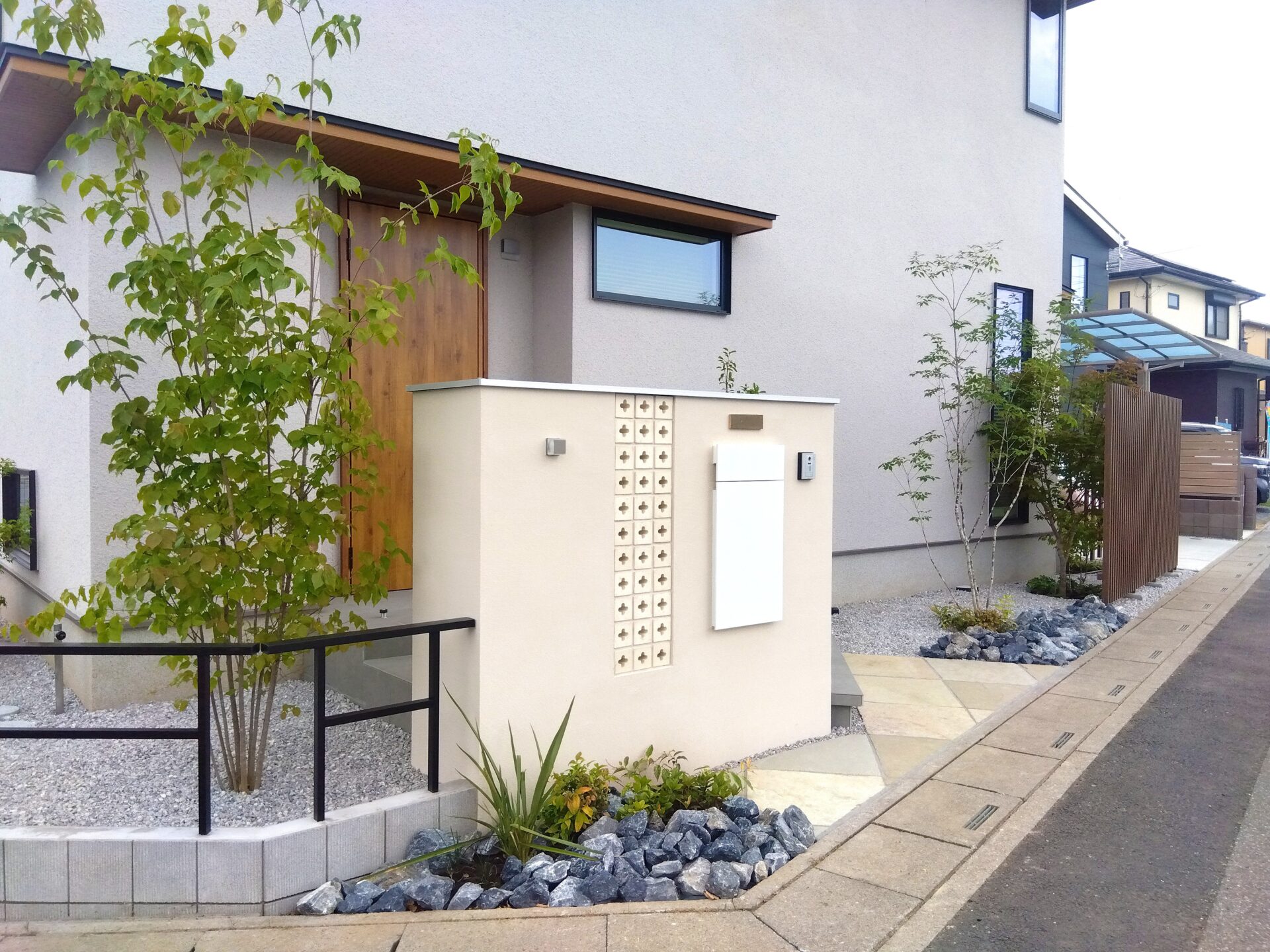 行田市　目隠しフェンスと植栽でつくる優しい暮らしの外構の門まわり
