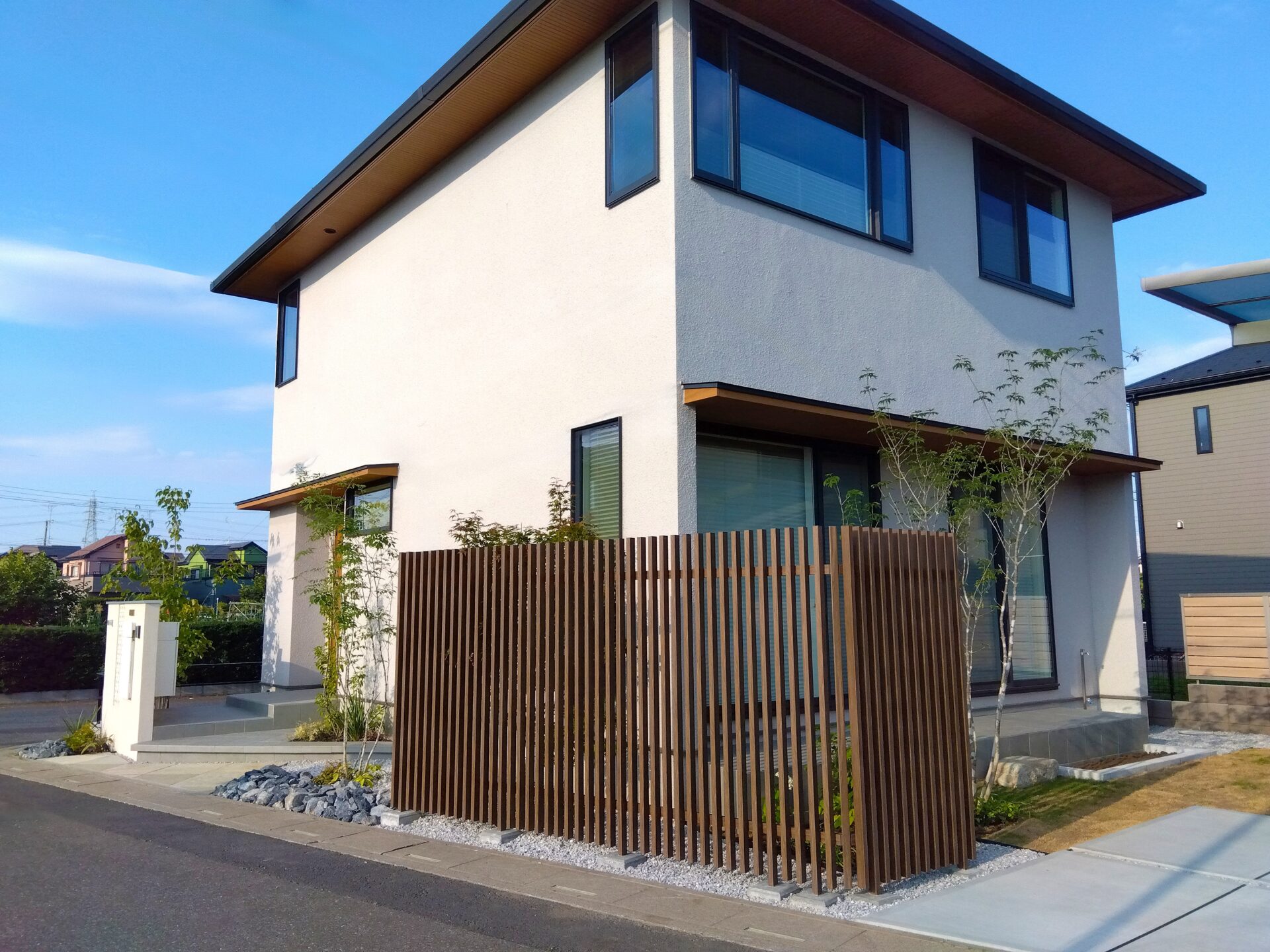 行田市　目隠しフェンスと植栽でつくる優しい暮らしの外構