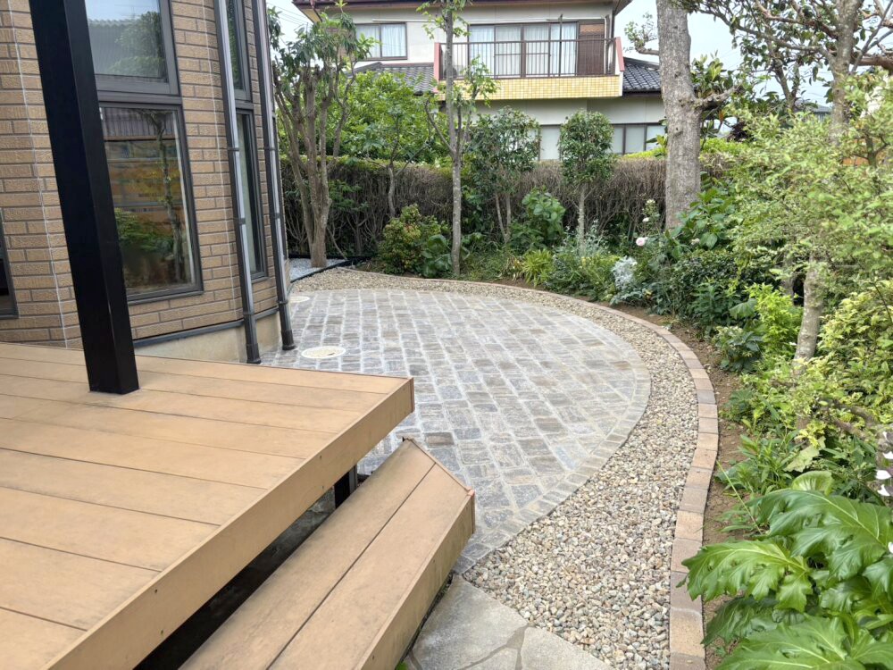 東松山市　安心と彩りを両立したアプローチと庭まわりのアプローチの庭まわり