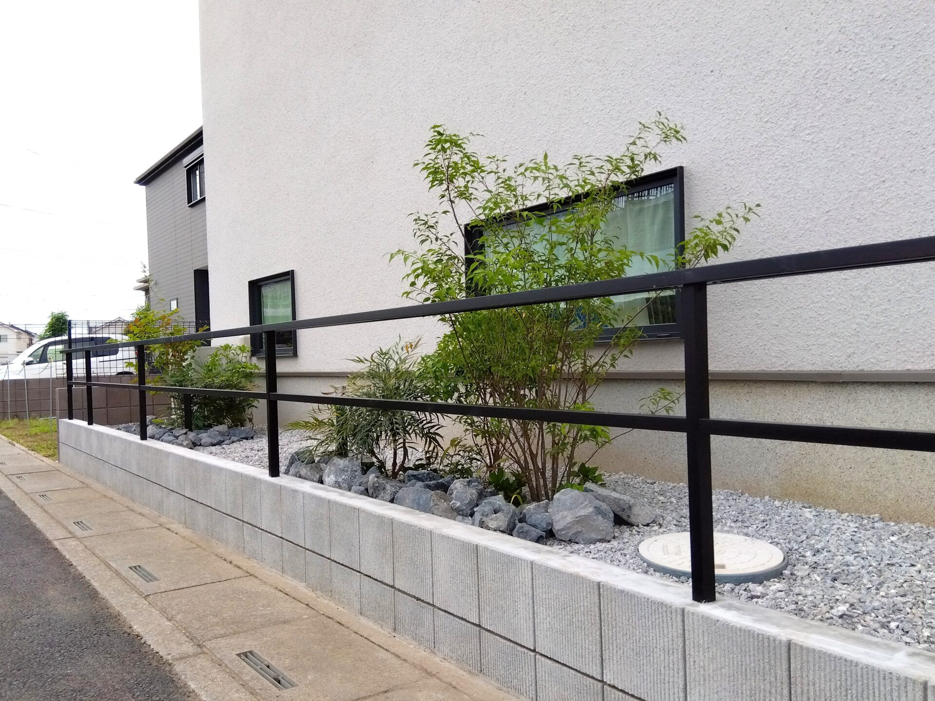 行田市　目隠しフェンスと植栽でつくる優しい暮らしの外構の境界フェンス