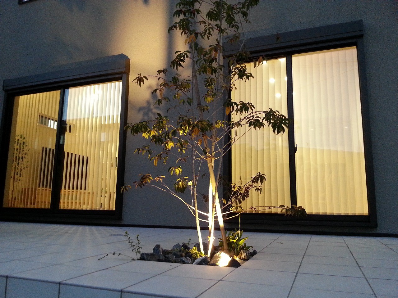 北本市 植栽が印象的な広々としたデッキテラスのライティング