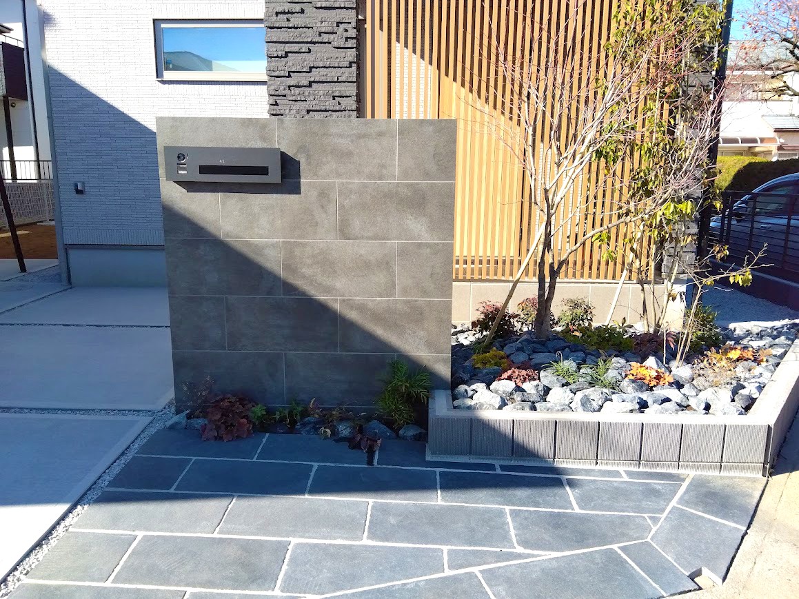 熊谷市　和モダンで洗練された佇まいに、やさしい植栽が彩る外構デザインの門まわり