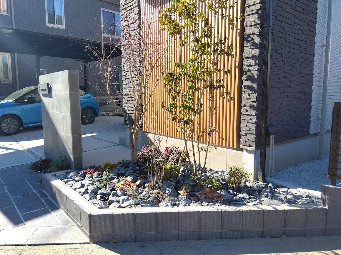 熊谷市　和モダンで洗練された佇まいに、やさしい植栽が彩る外構デザインの植栽