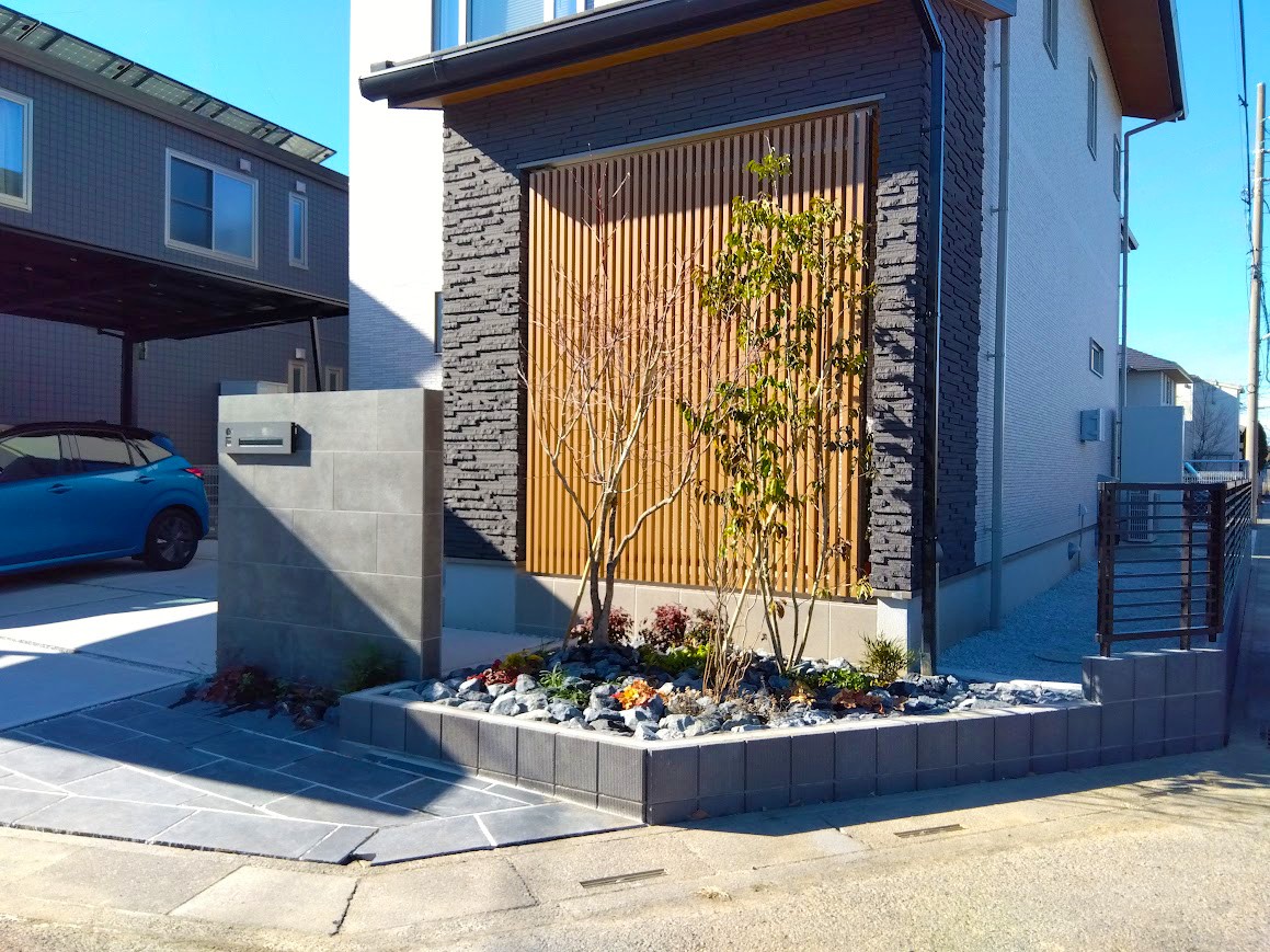 熊谷市　和モダンで洗練された佇まいに、やさしい植栽が彩る外構デザインの玄関まわり
