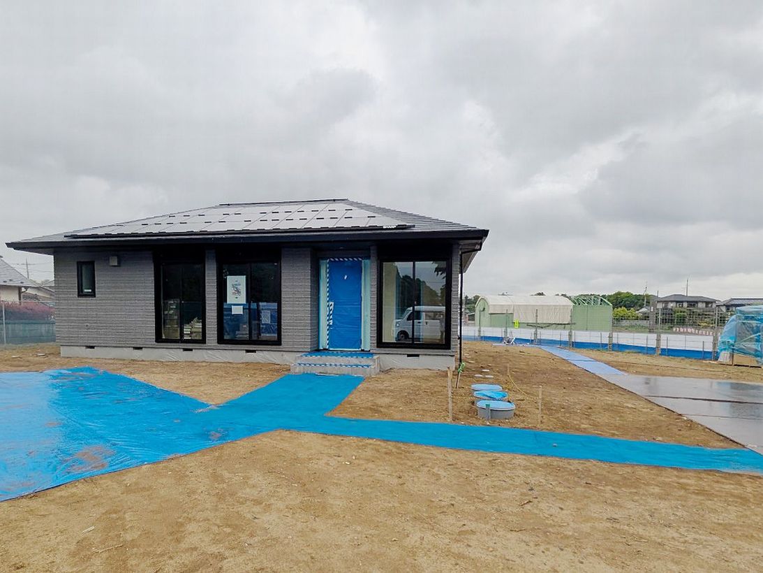 東松山市　株立ちの樹木が軽やかな陰影をつくるエクステリア