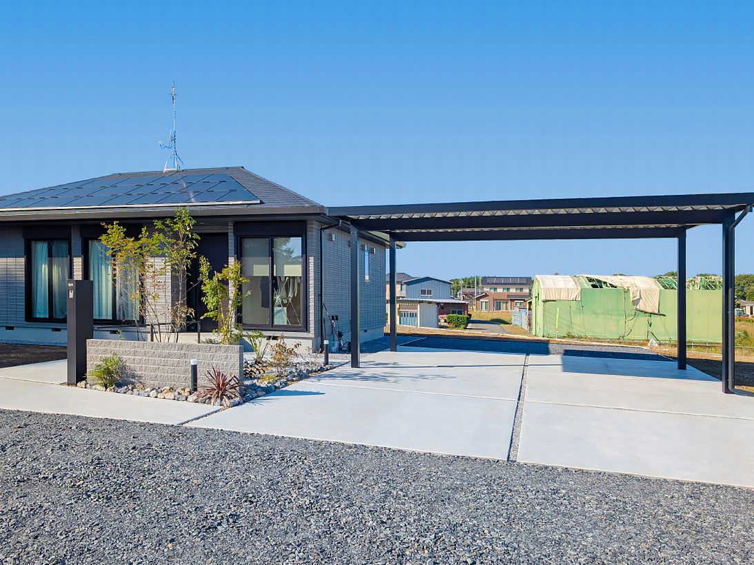 東松山市　株立ちの樹木が軽やかな陰影をつくるエクステリア