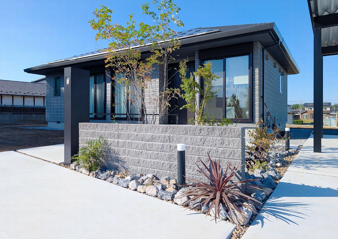 東松山市　株立ちの樹木が軽やかな陰影をつくるエクステリア