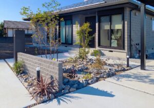 東松山市　株立ちの樹木が軽やかな陰影をつくるエクステリア