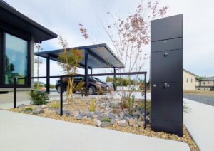 東松山市　株立ちの樹木が軽やかな陰影をつくるエクステリア