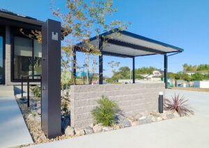 東松山市　株立ちの樹木が軽やかな陰影をつくるエクステリア