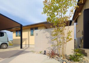 東松山市　機能的な設計の中に、素材の質感と光の陰影が静かに息づくエクステリア