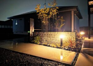 東松山市　株立ちの樹木が軽やかな陰影をつくるエクステリア