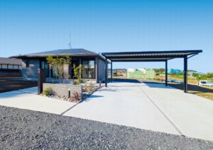 東松山市　株立ちの樹木が軽やかな陰影をつくるエクステリア