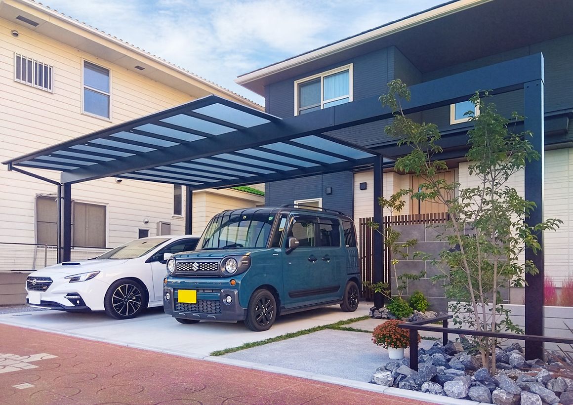 加須市 シャープなカーポートのラインに植栽の柔らかな表情が寄り添うエクステリア