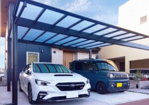 加須市 シャープなカーポートのラインに植栽の柔らかな表情が寄り添うエクステリア