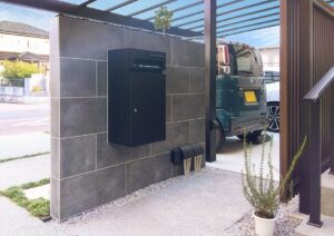 加須市 シャープなカーポートのラインに植栽の柔らかな表情が寄り添うエクステリア