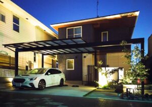 加須市 シャープなカーポートのラインに植栽の柔らかな表情が寄り添うエクステリア