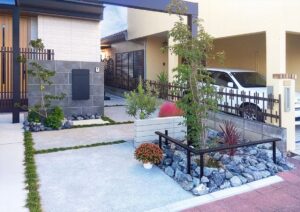 加須市 シャープなカーポートのラインに植栽の柔らかな表情が寄り添うエクステリア