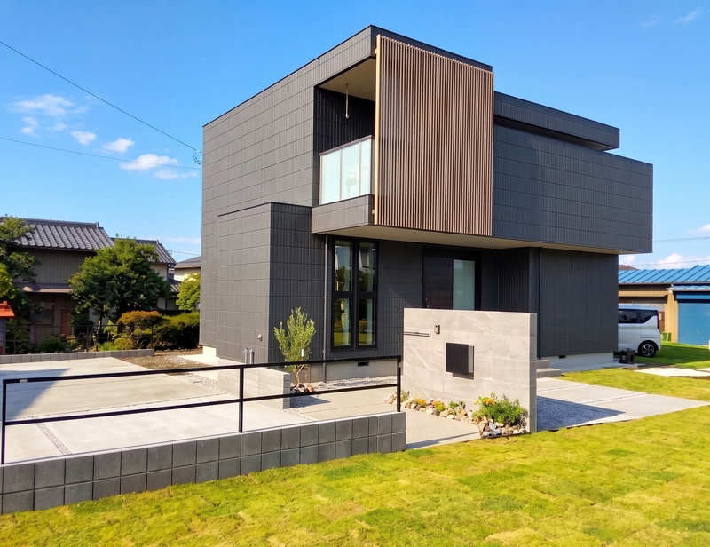 鴻巣市 大判タイル門柱と植栽が映える、セミクローズのシンプルモダン外構